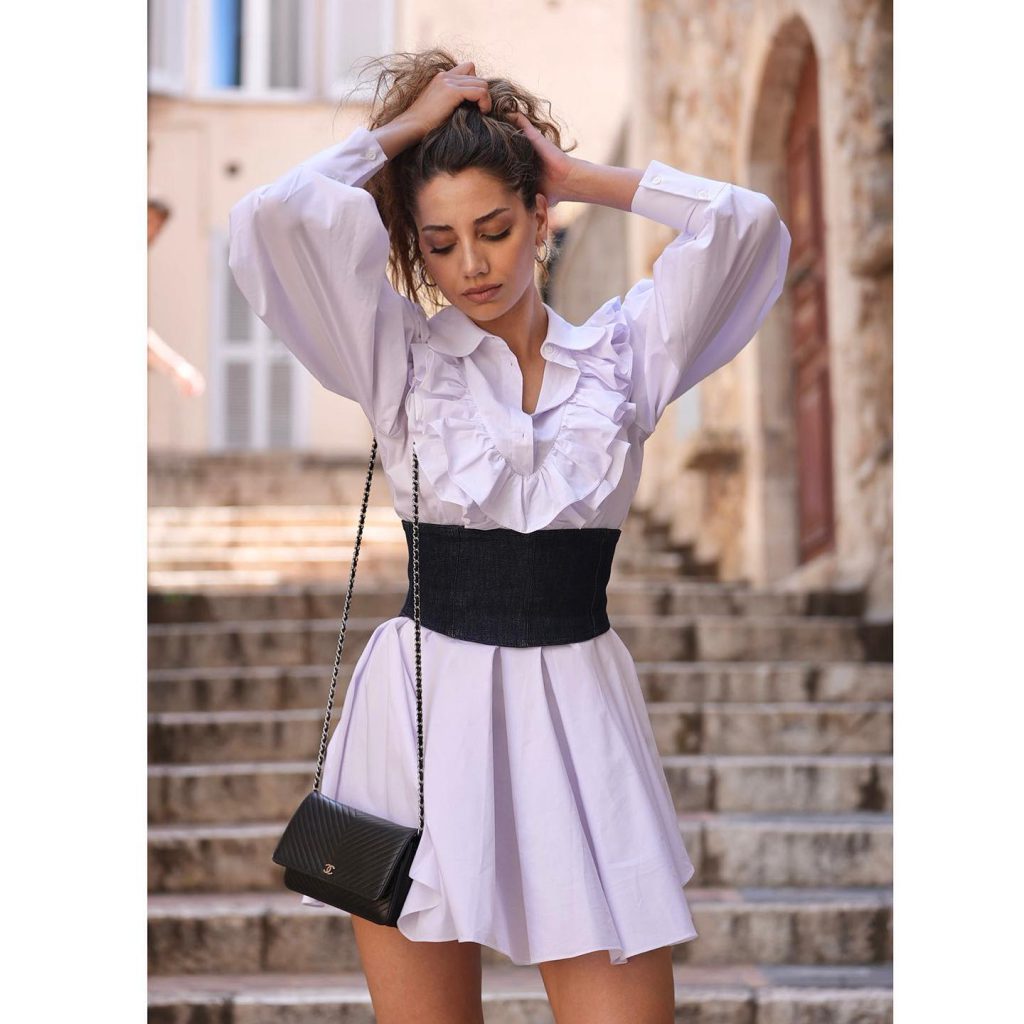 Özge Özacar looks naked