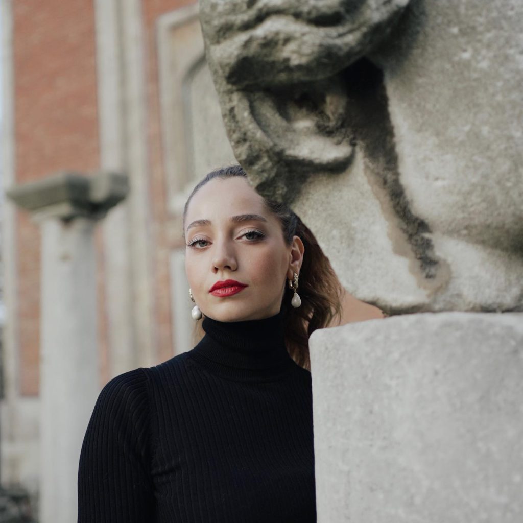 Özge Özacar looks nude