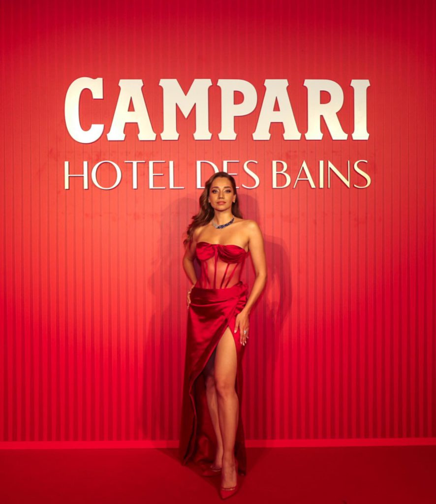 Özge Özacar looks pussy