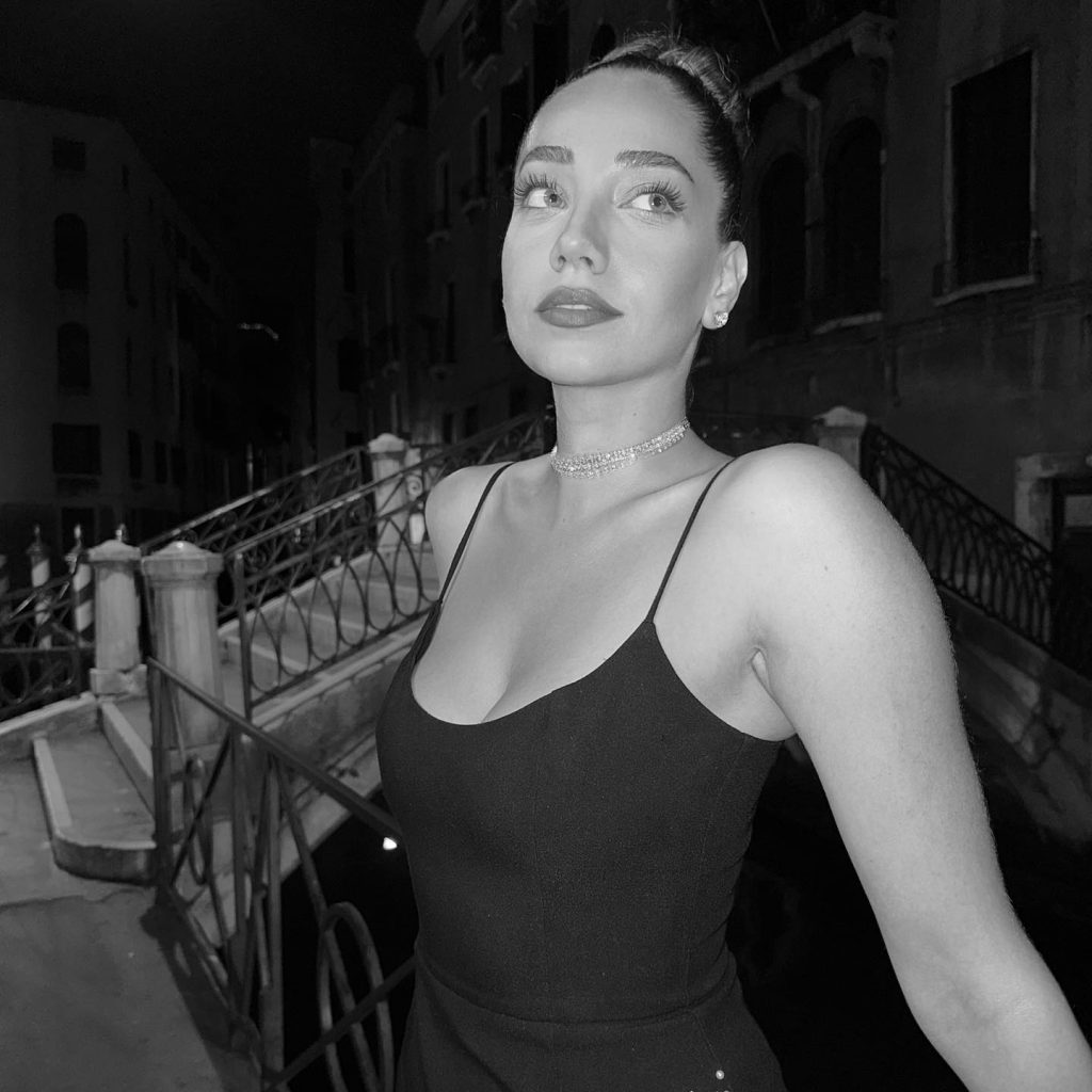 Özge Özacar looks sex