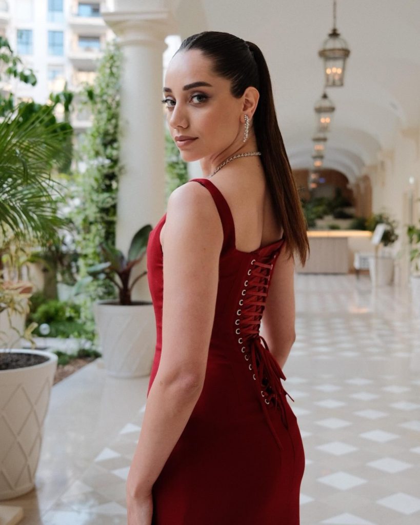 Özge Özacar modeling ass