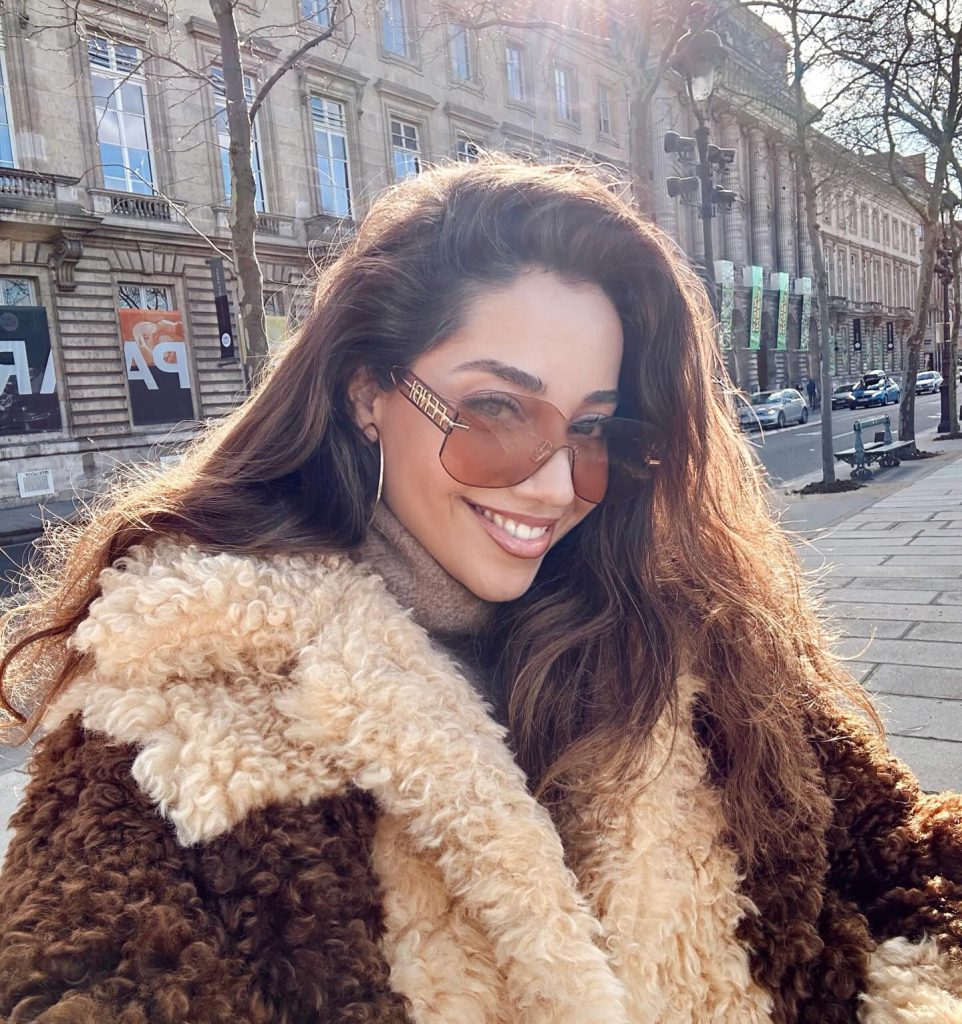 Özge Özacar modeling bikini