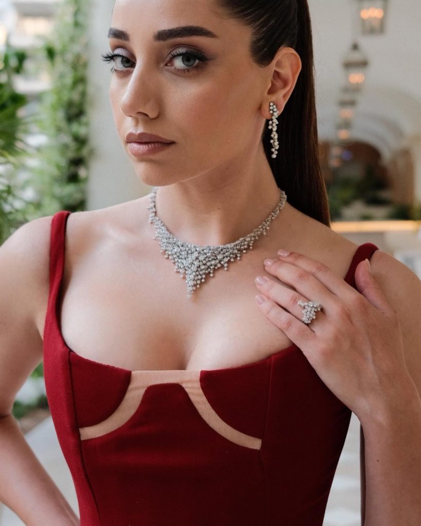 Özge Özacar modeling hot pics