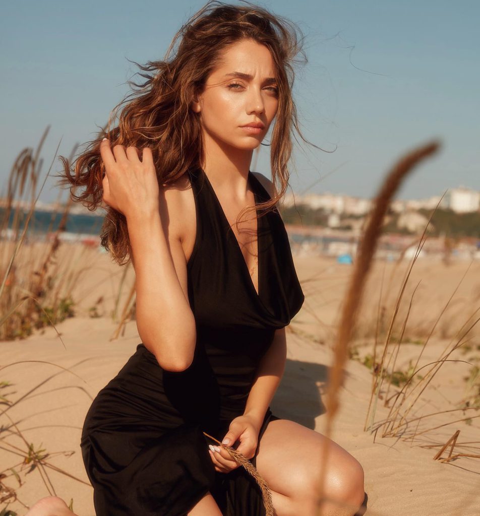 Özge Özacar modeling nude