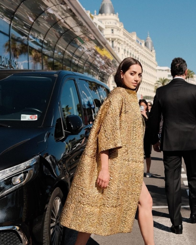 Özge Özacar modeling nude pics