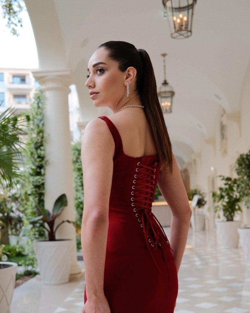 Özge Özacar modeling nudes