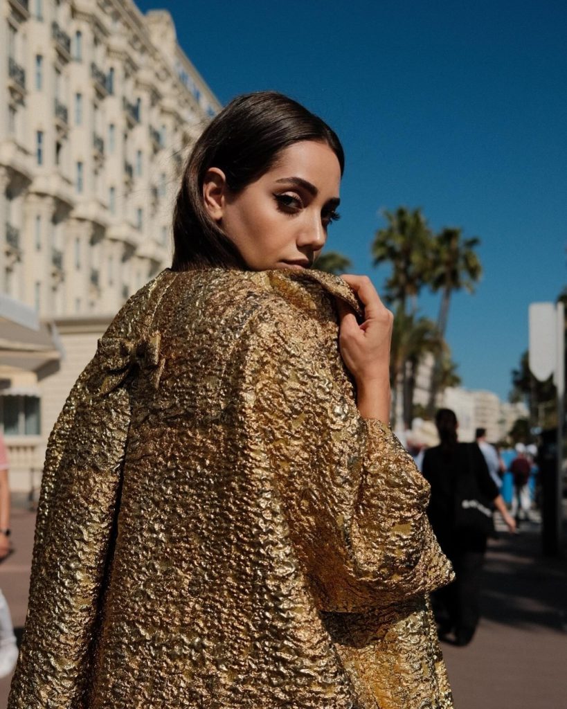 Özge Özacar modeling pussy