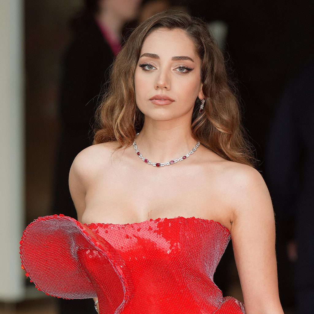 Özge Özacar modeling sex scenes