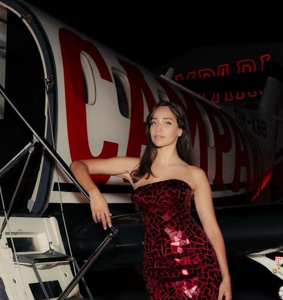 Özge Özacar poses bikini