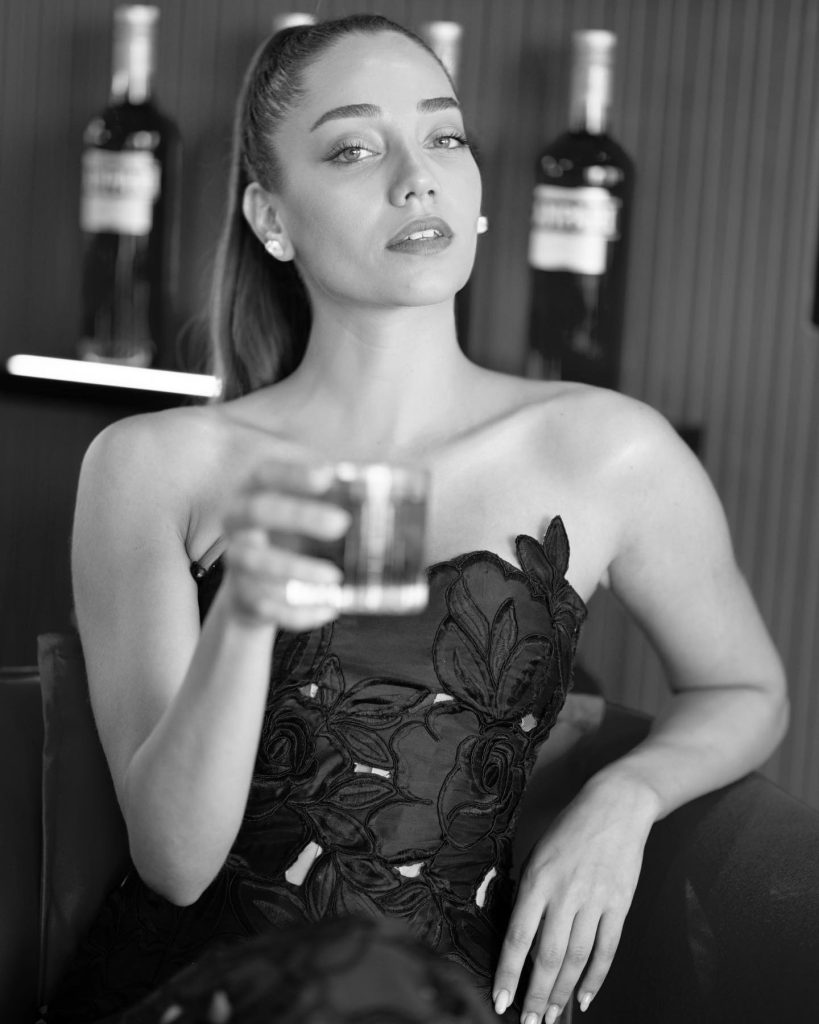 Özge Özacar poses boobs