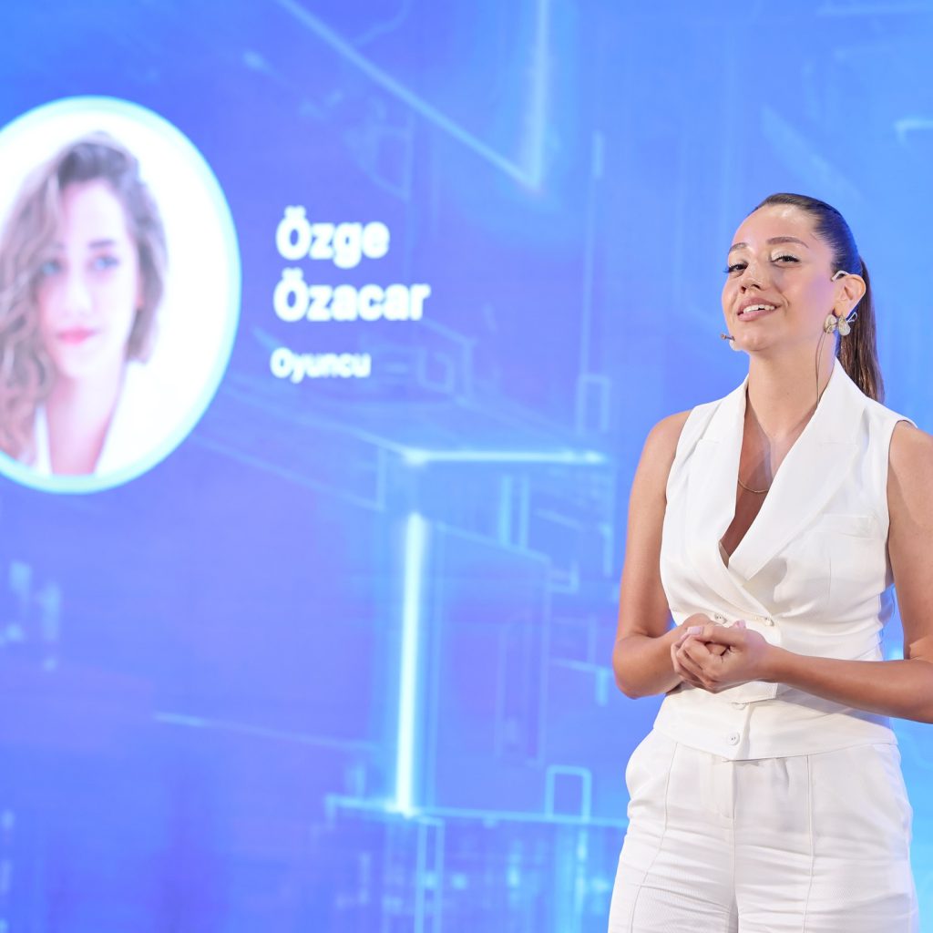 Özge Özacar poses fuck