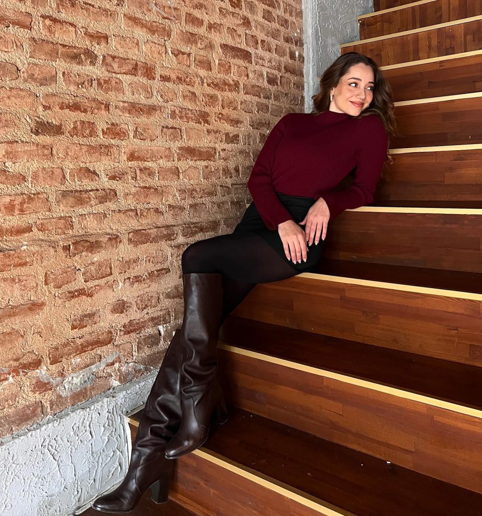 Özge Özacar poses hot images