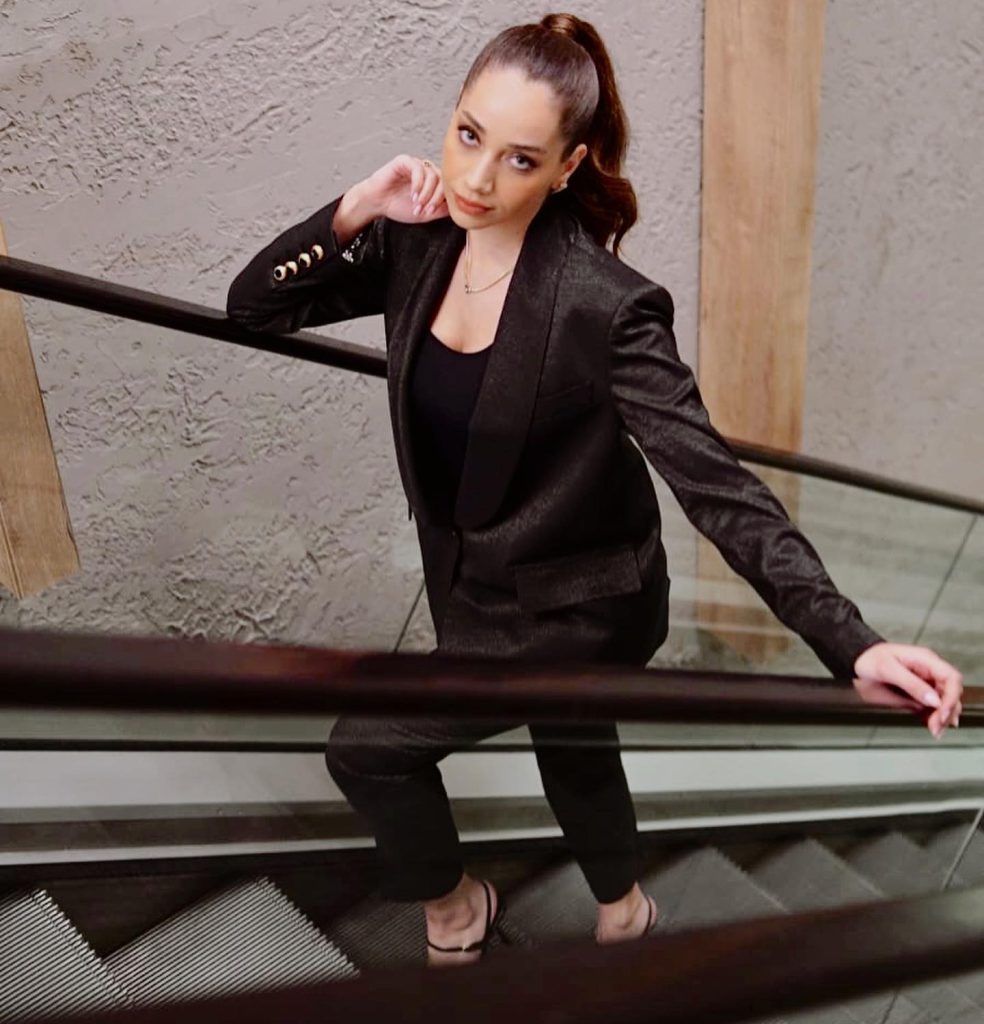 Özge Özacar poses hot pics