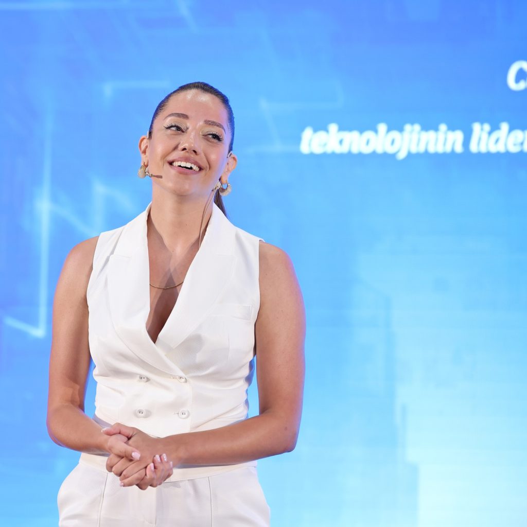 Özge Özacar poses nude pics