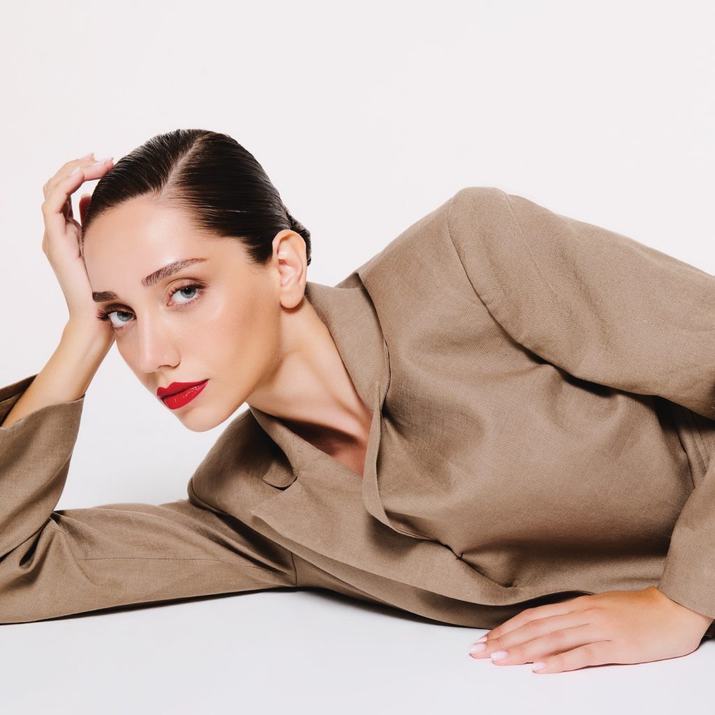 Özge Özacar poses pussy