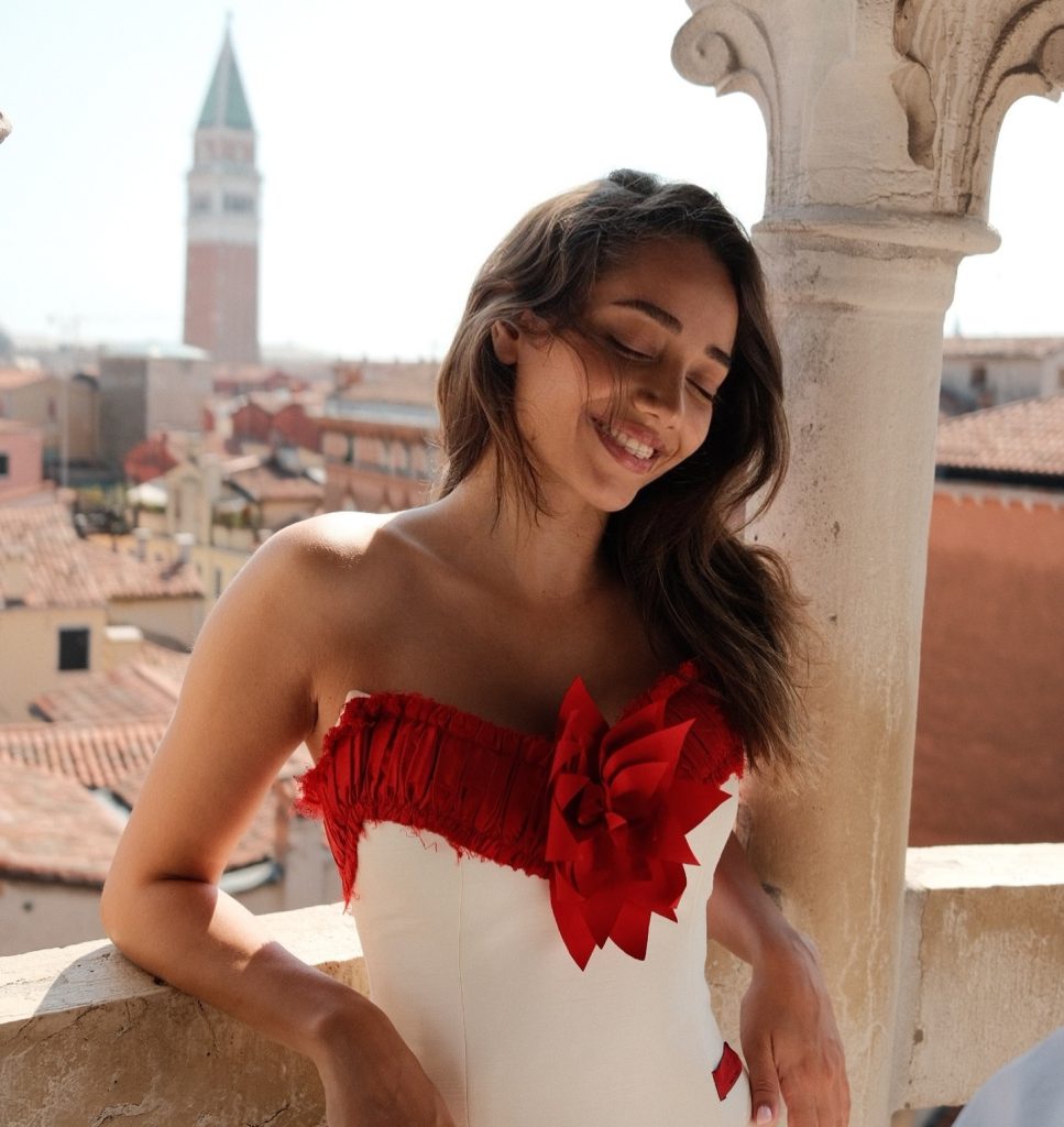 Özge Özacar poses sex