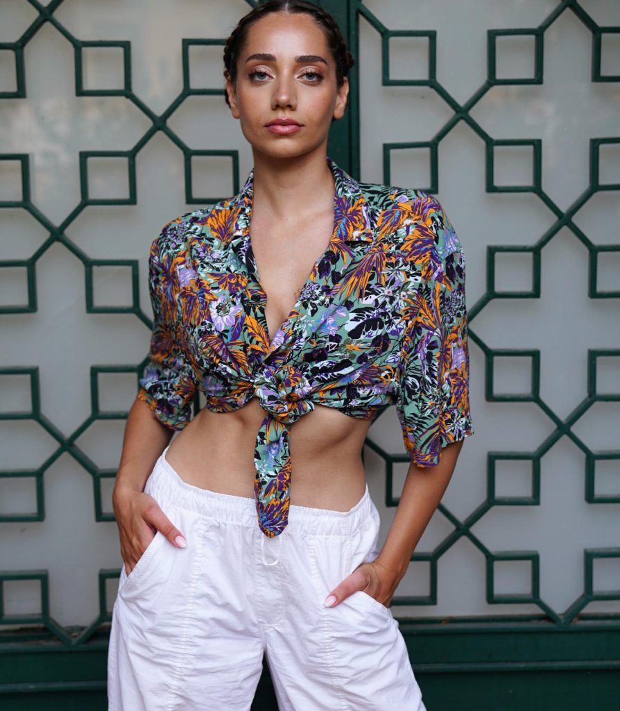 Özge Özacar poses sex scenes