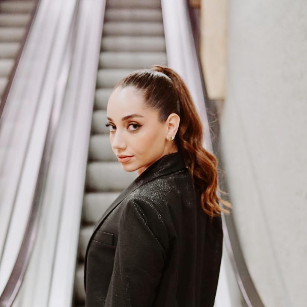 Özge Özacar poses sexy