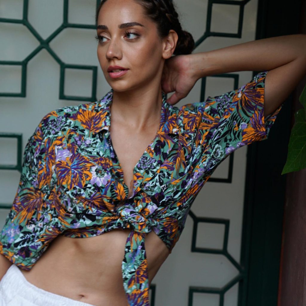 Özge Özacar poses xxx porn