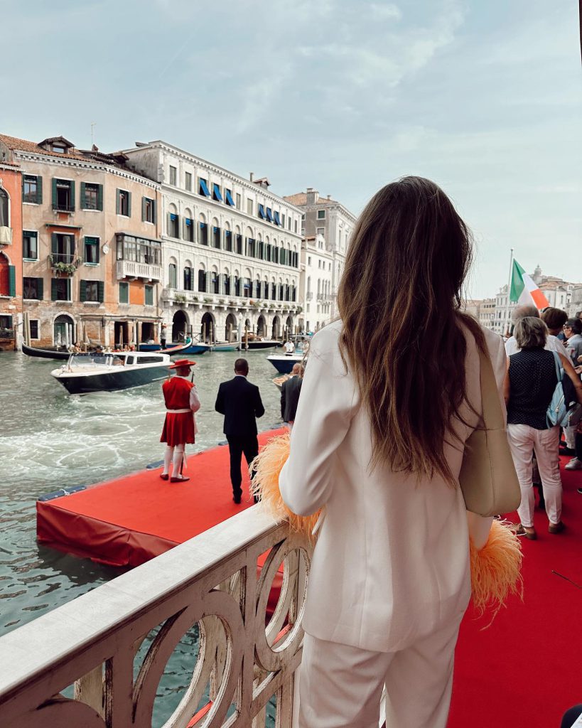 Özge Özacar smiles hot