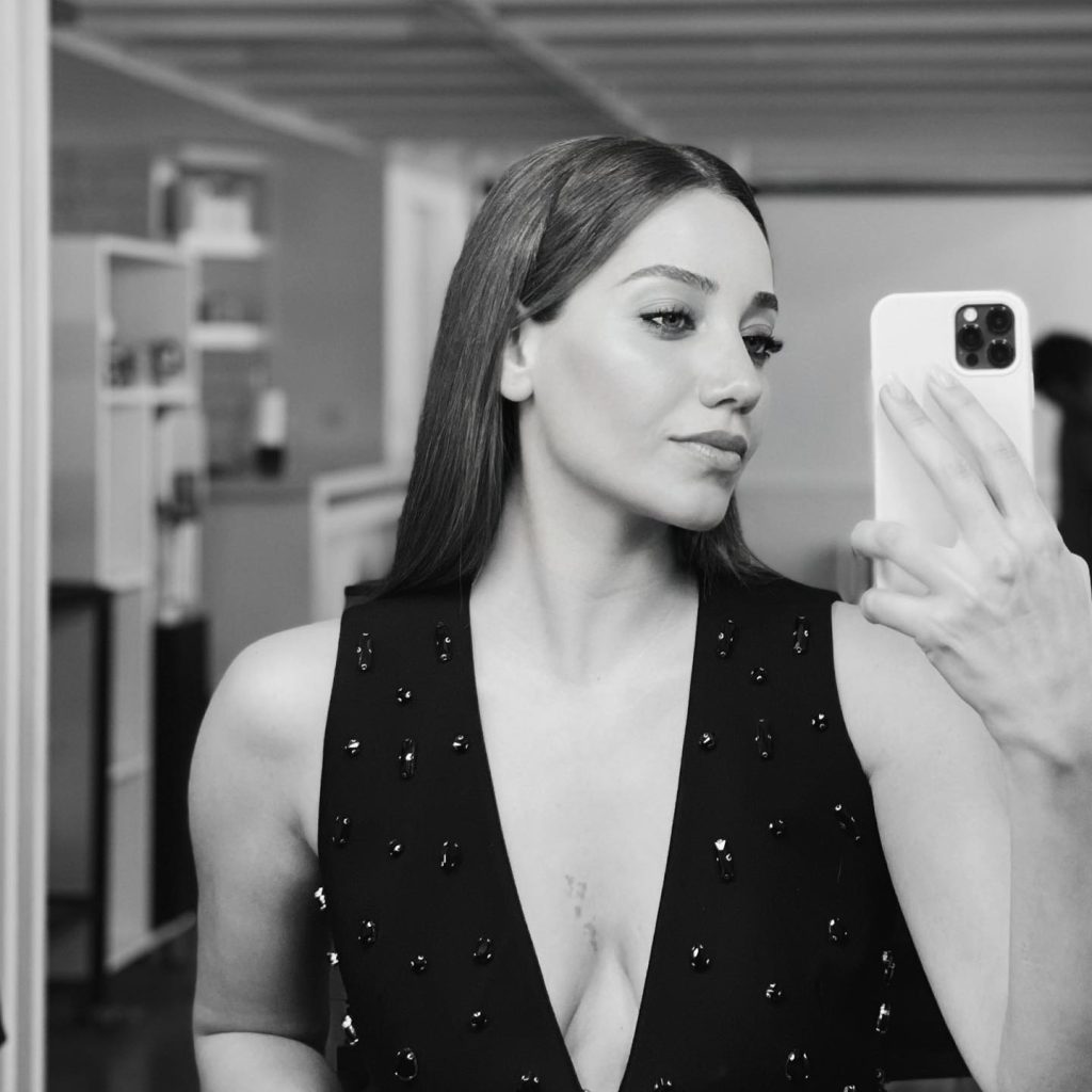 Özge Özacar smiles hot bikini