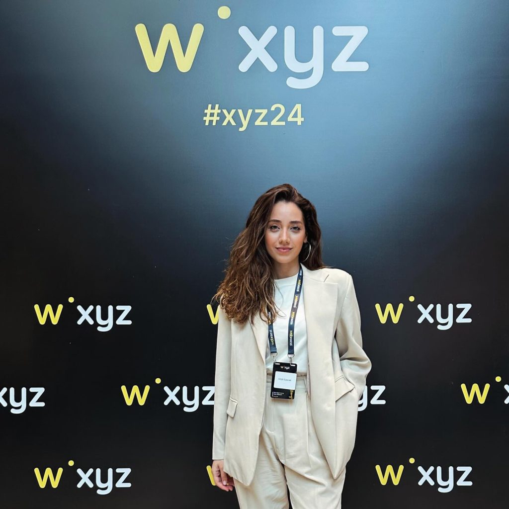 Özge Özacar smiles hot images