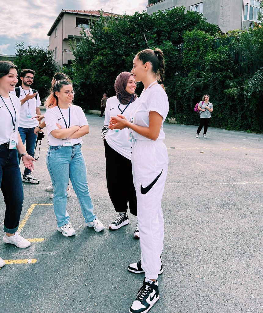 Özge Özacar smiles hot xxx