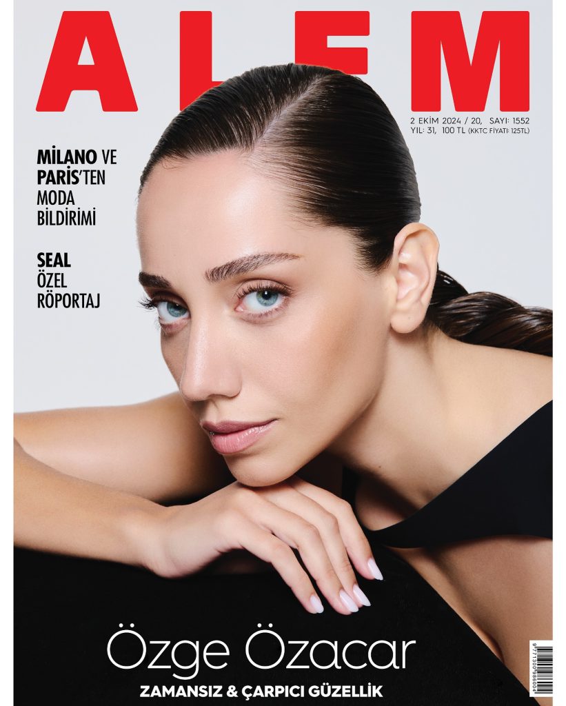 Özge Özacar smiles nude