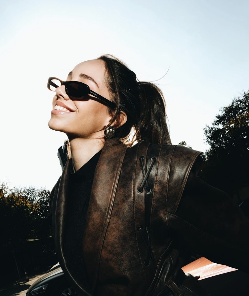 Özge Özacar smiles nude pics