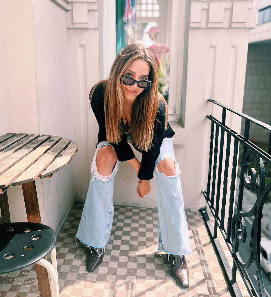 Özge Özacar smiles sexy