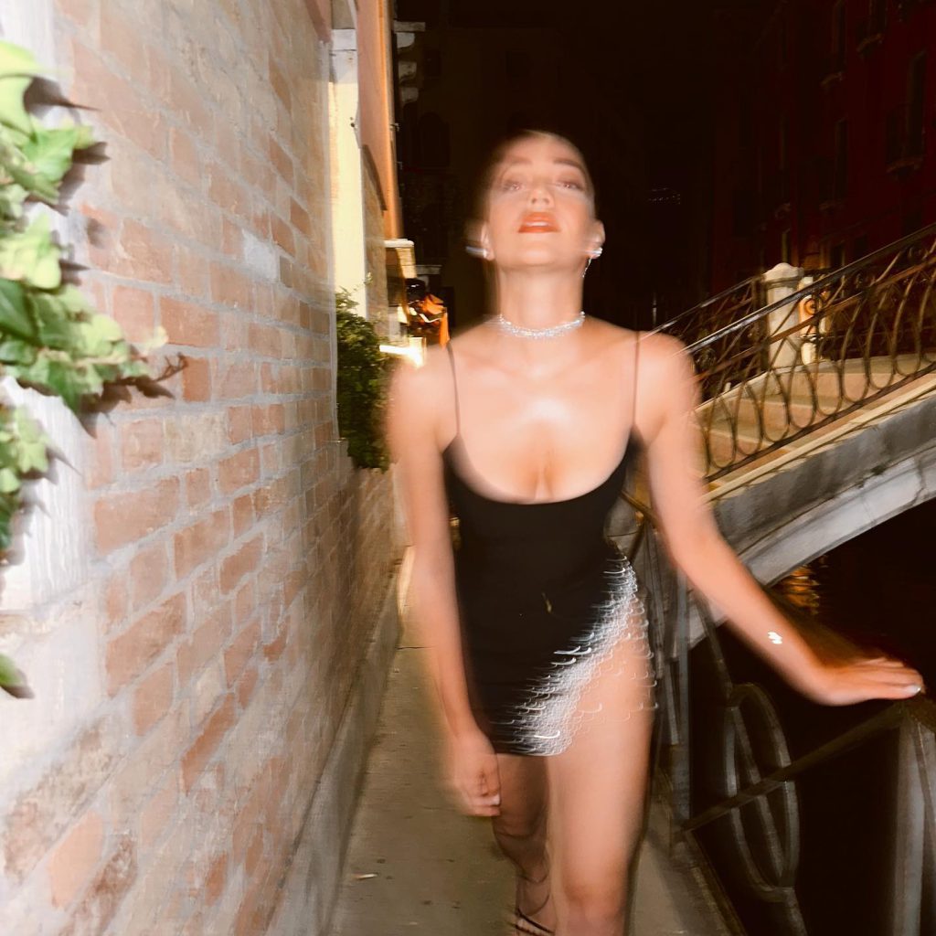 Özge Özacar smiles xxx porn