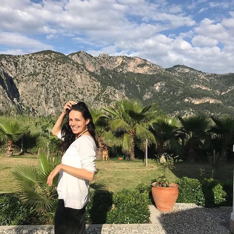 Özgü Namal ardent ass