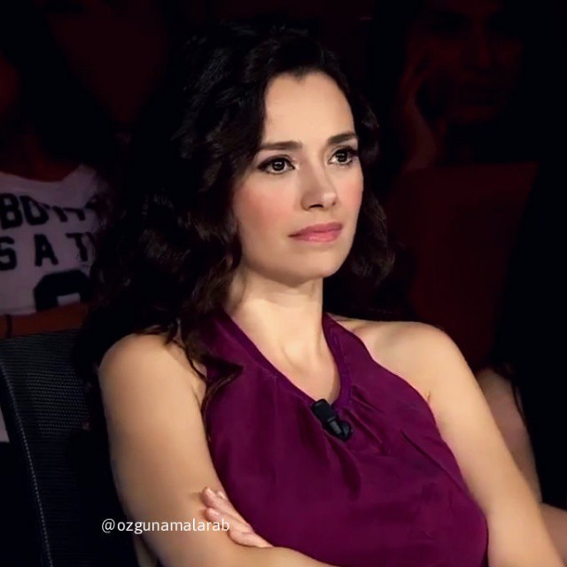 Özgü Namal ardent bikini