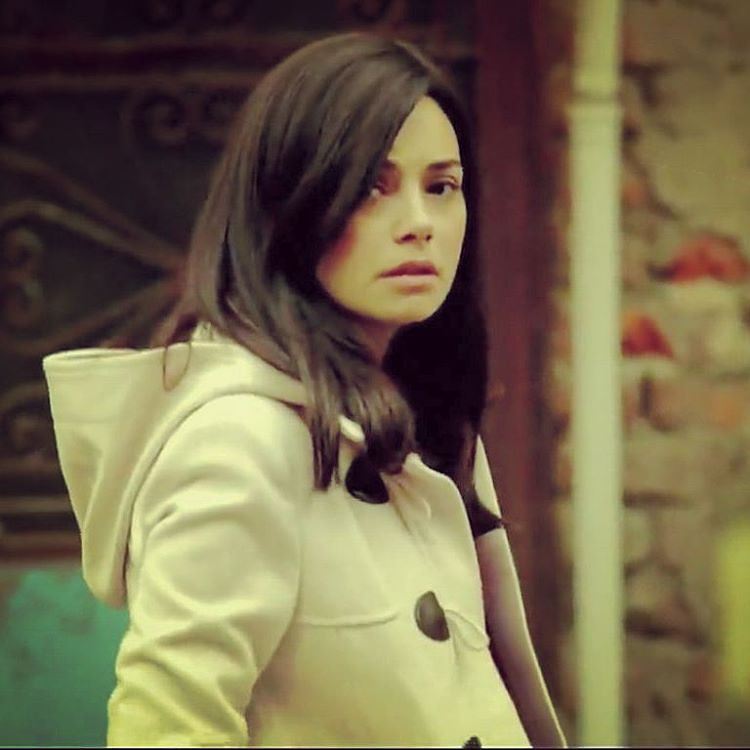 Özgü Namal ardent hot photos