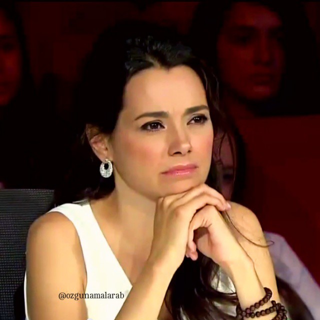 Özgü Namal beautiful hot bikini