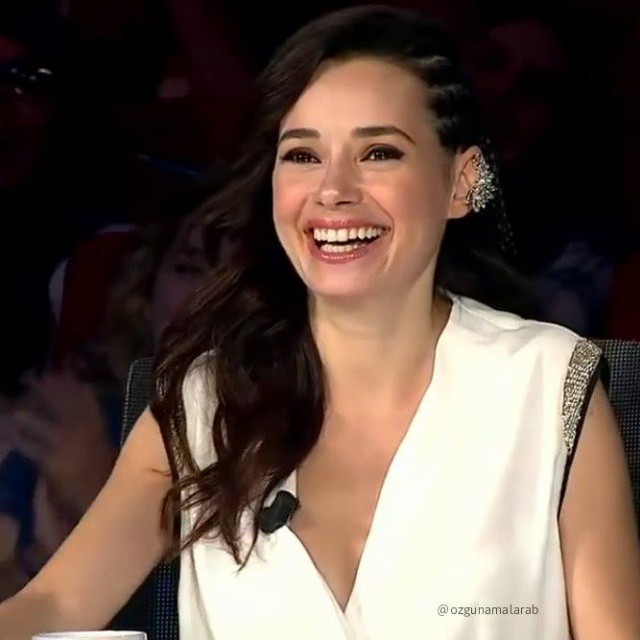 Özgü Namal beautiful hot pics