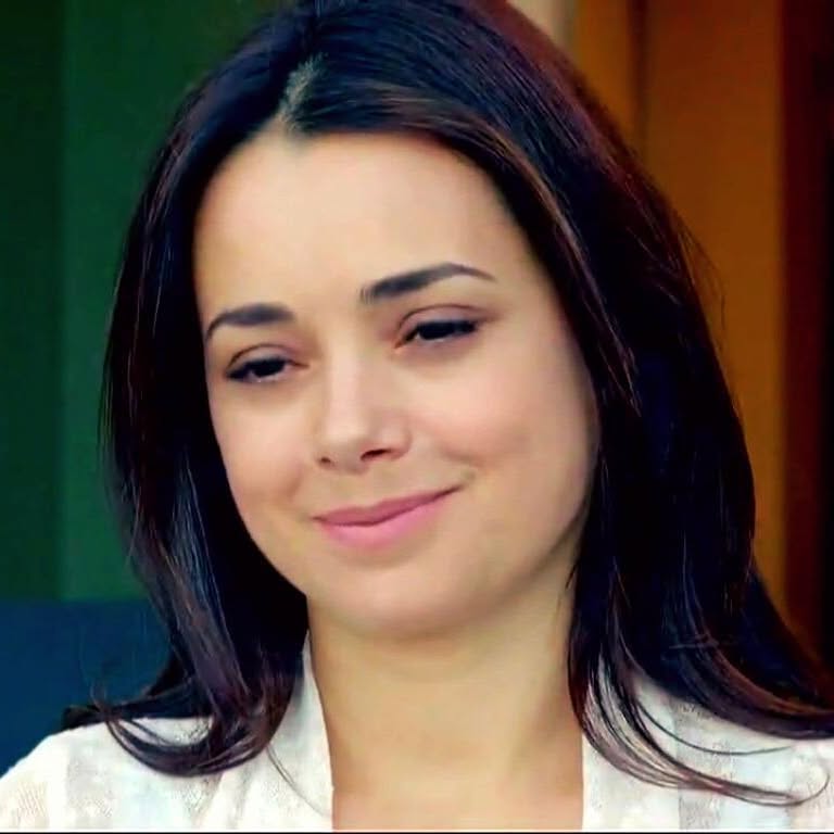 Özgü Namal beautiful hot