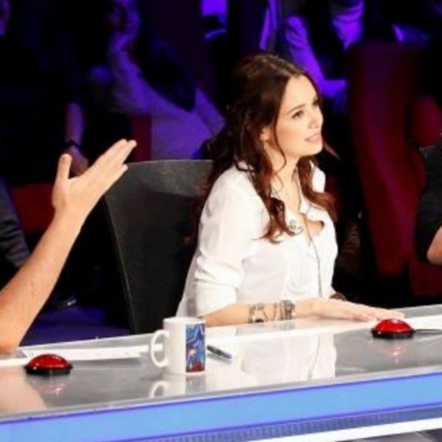 Özgü Namal depicts fire nude