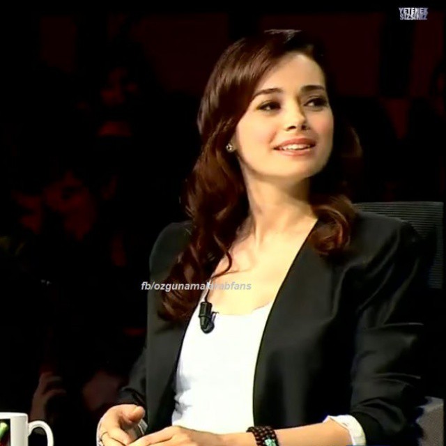 Özgü Namal depicts fire pussy