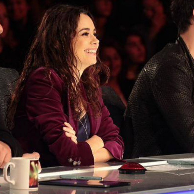 Özgü Namal depicts fire xxx