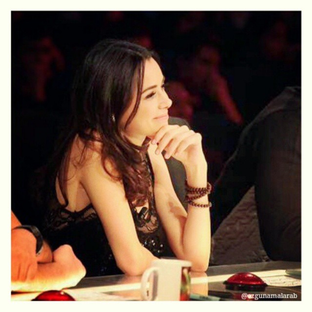 Özgü Namal hot pics