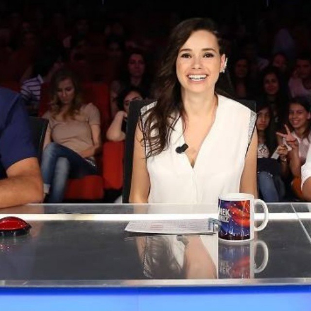 Özgü Namal looks ass