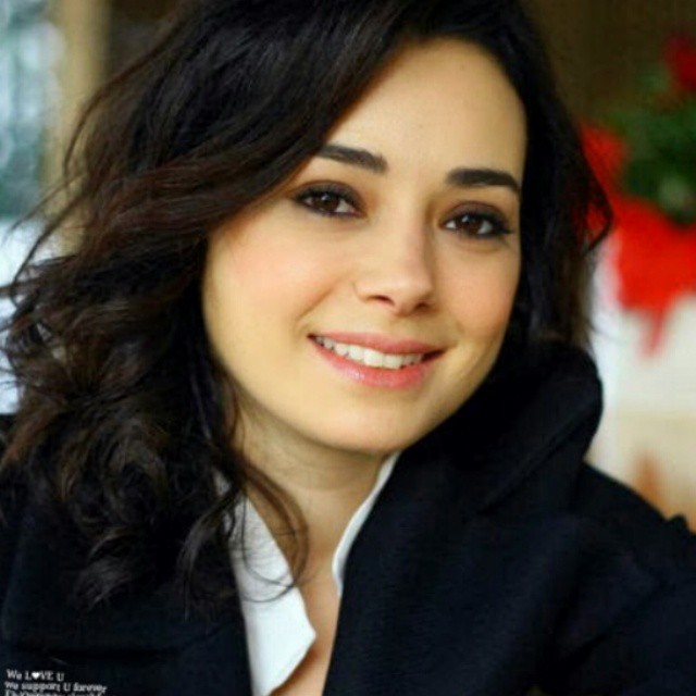 Özgü Namal looks bikini