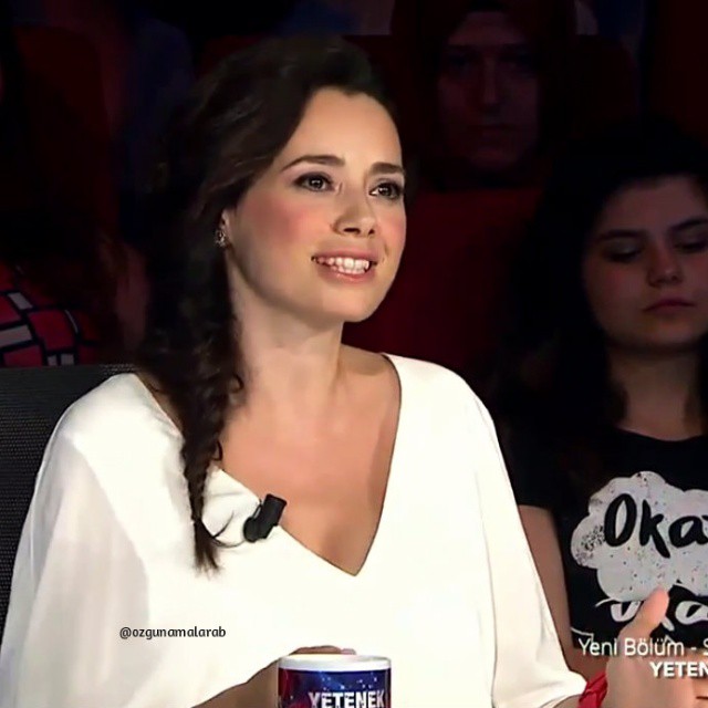 Özgü Namal looks boobs