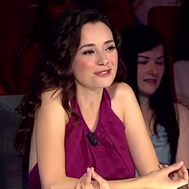 Özgü Namal looks hot images