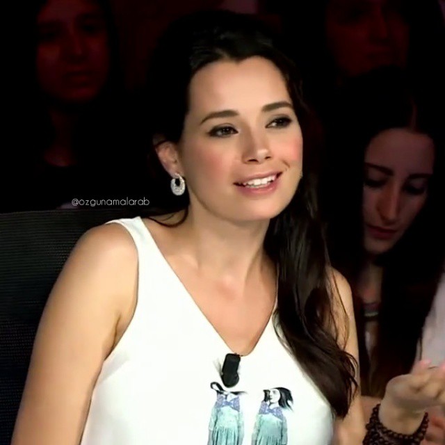 Özgü Namal looks nude pics