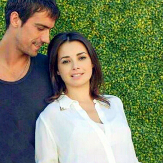 Özgü Namal looks nude