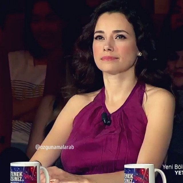 Özgü Namal looks pussy