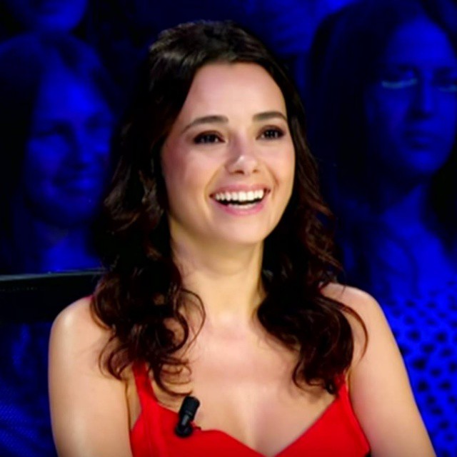 Özgü Namal looks sex