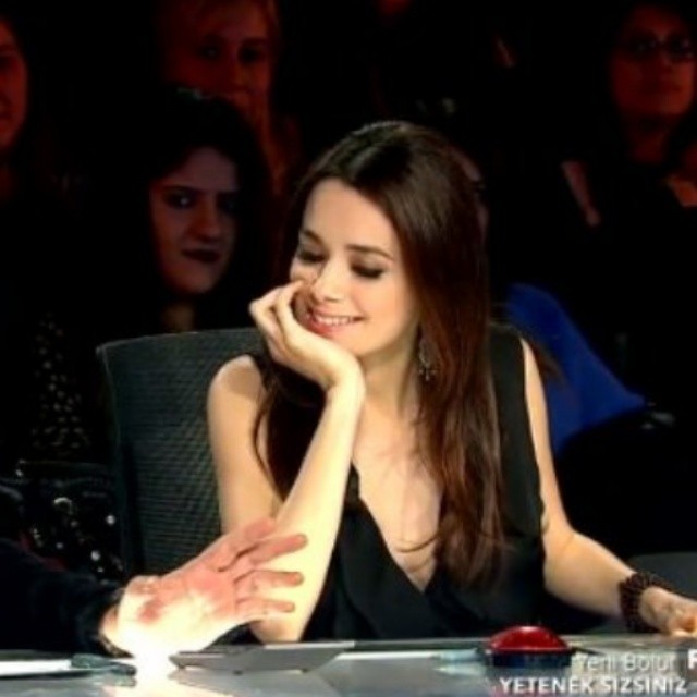 Özgü Namal looks sexy